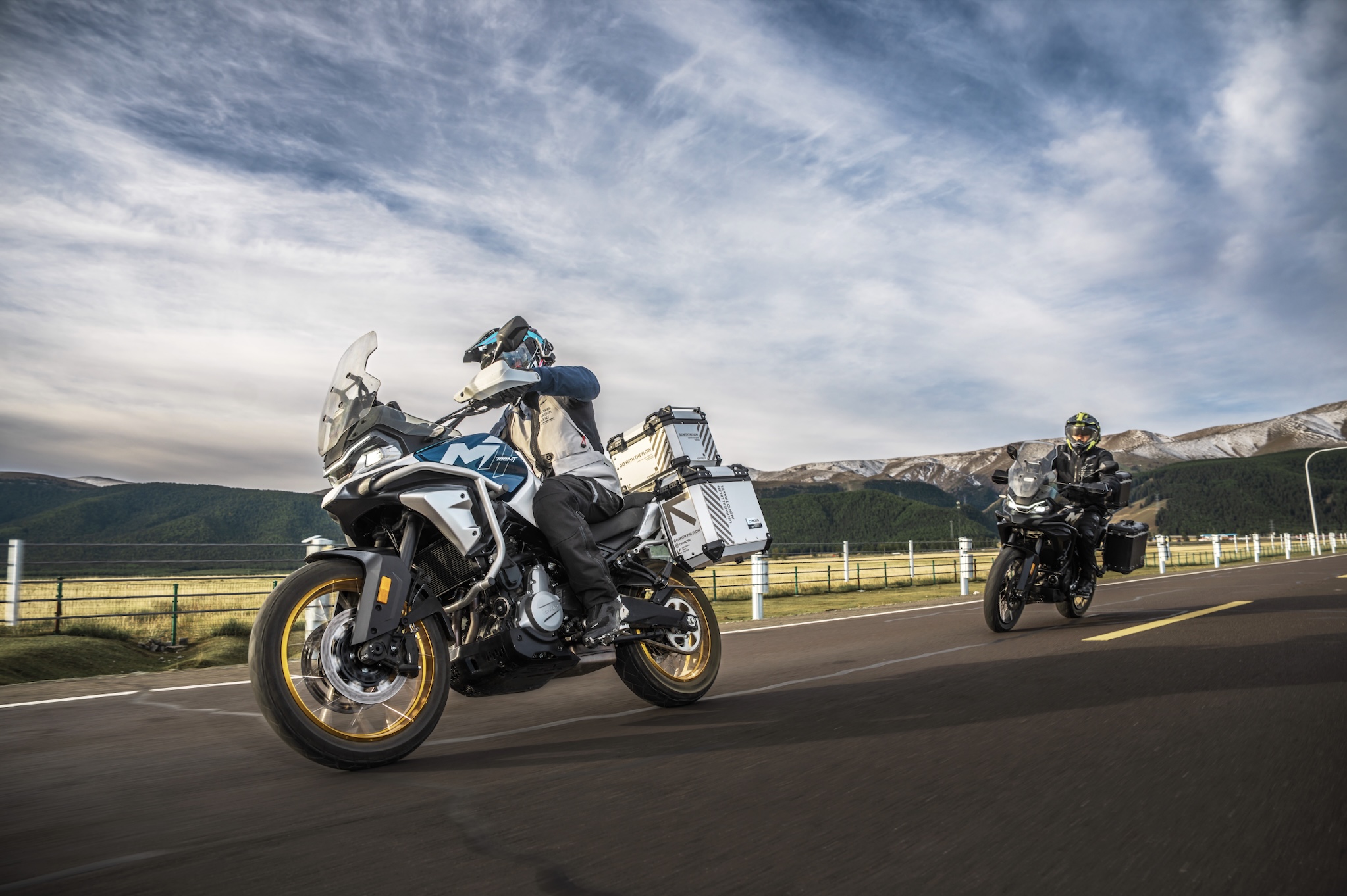 CFMOTO 700MT- riding x 2