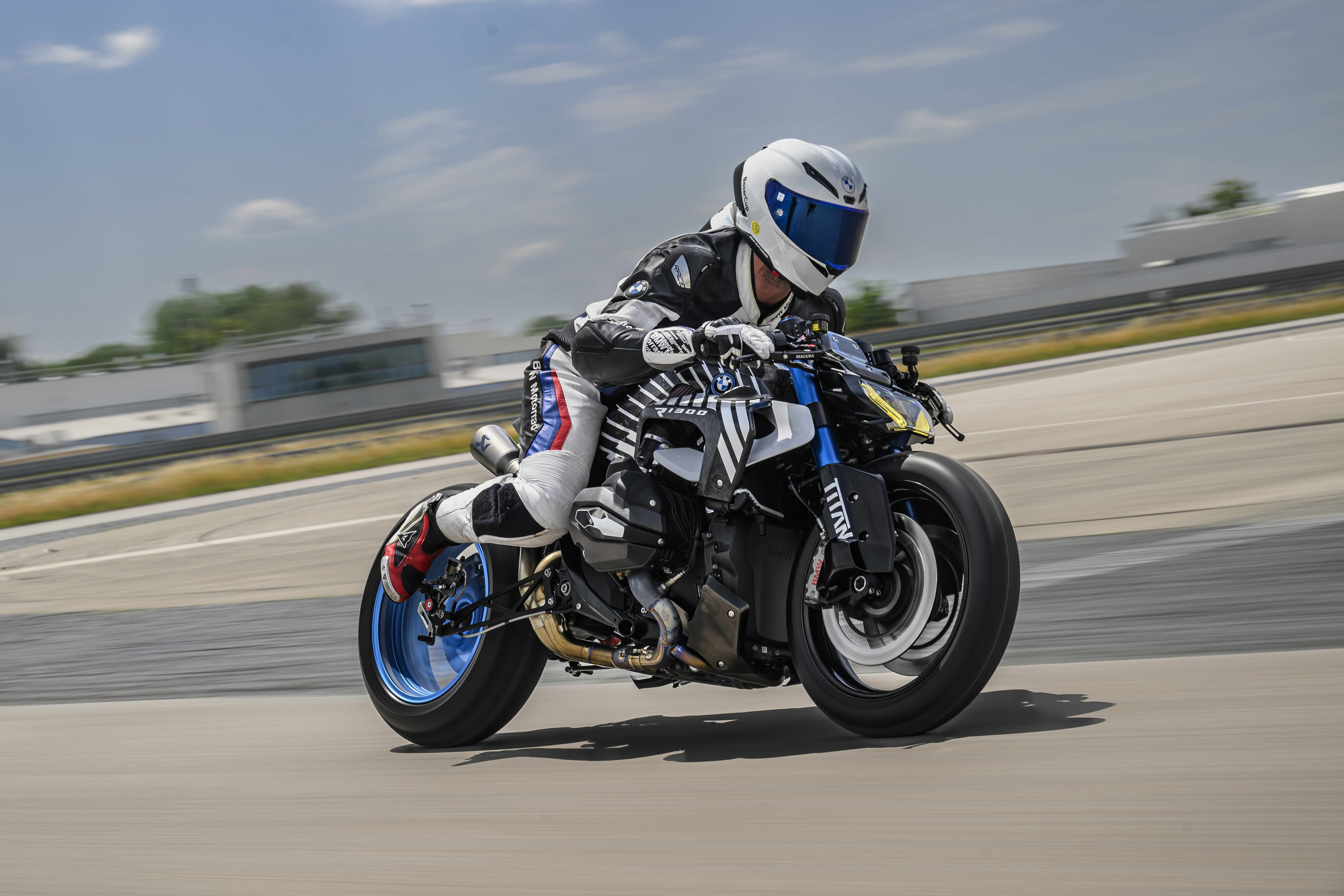 P90608477_highRes_bmw-motorrad-present