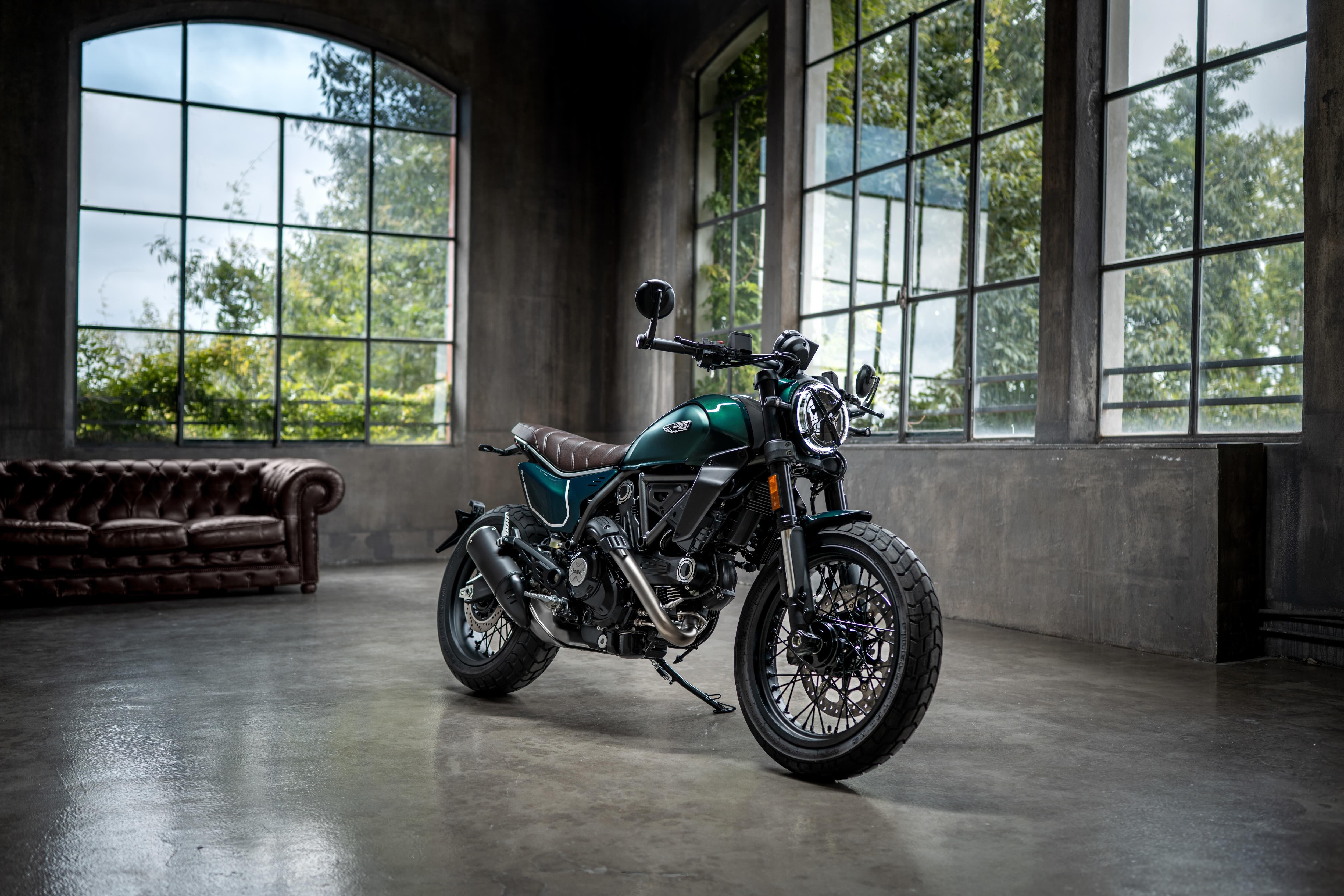 01 - MY26_SCRAMBLER_NIGHTSHIFT_EMERALDGREEN _2__UC852220_High