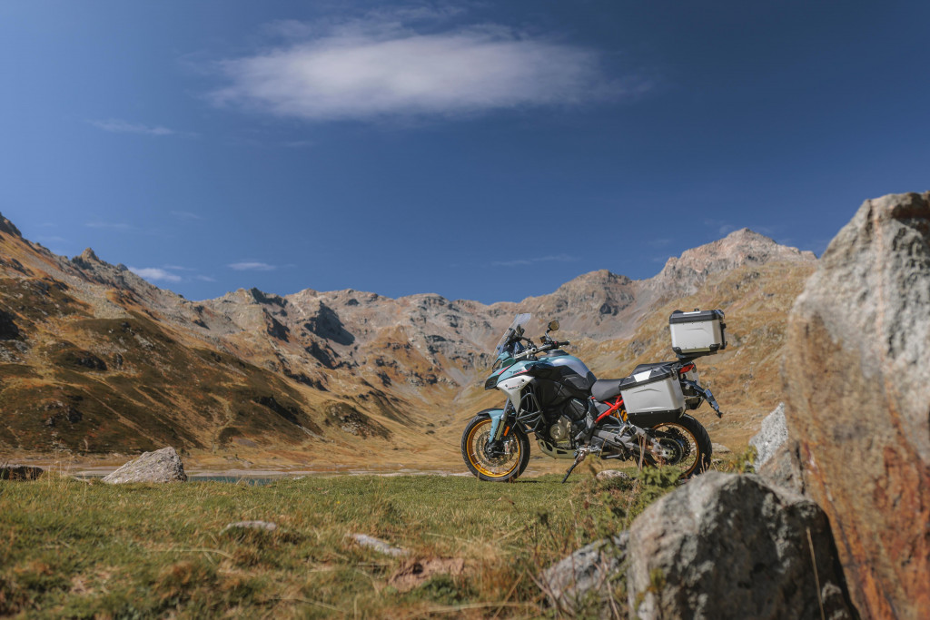 09 - MY26_MULTISTRADA_V4_RALLY_STATICS_HERO _8__UC856472_High