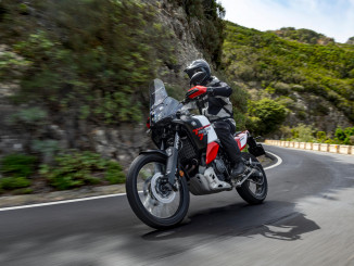 2026-Yamaha-XTZ700D-EU-Redline_White-Action-011-03