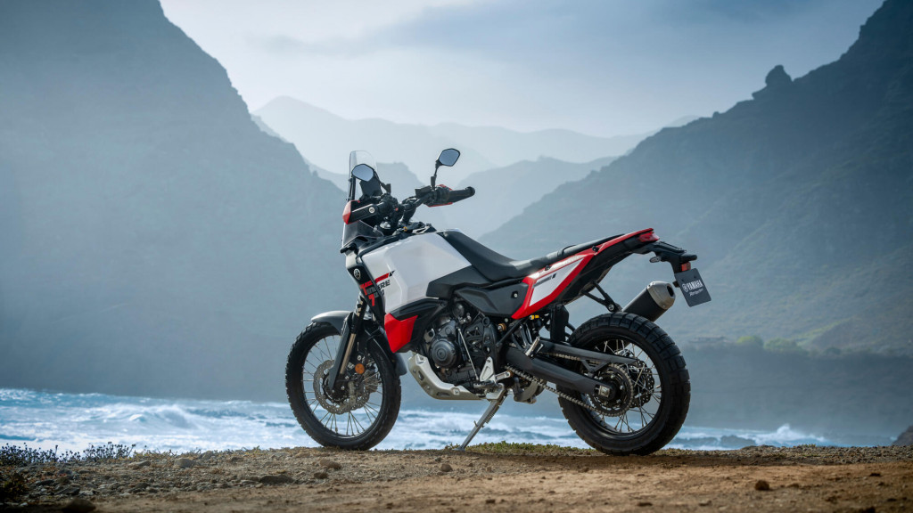 2026-Yamaha-XTZ700D-EU-Redline_White-Static-005-03