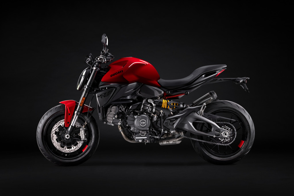 MY26_MONSTER_RED_STUDIO _15__UC870492_Mid