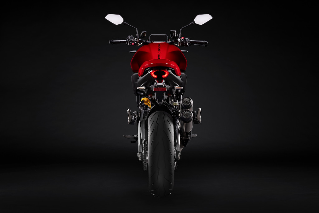 MY26_MONSTER_RED_STUDIO _19__UC870497_Mid