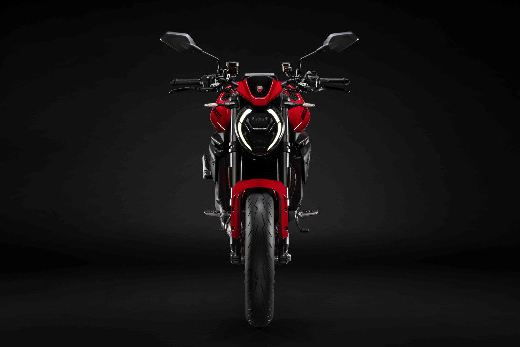 MY26_MONSTER_RED_STUDIO _21__UC870498_High