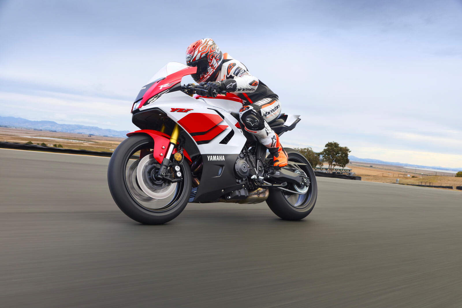 2026_YAM_YZF700R7_EU_BWP1_ACT_001_03_preview