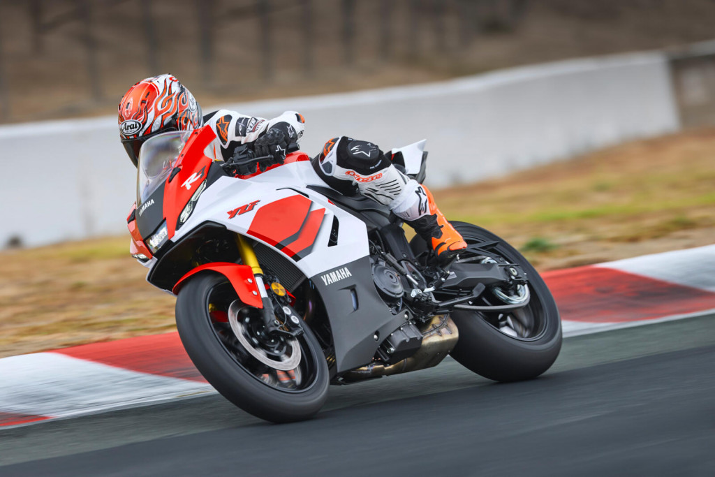 2026_YAM_YZF700R7_EU_BWP1_ACT_005_03_preview