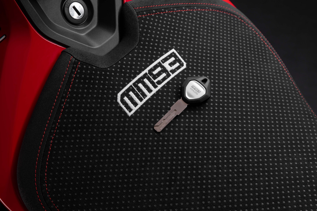 Panigale_V4_Marquez_2025_World_Champion_Replica-4