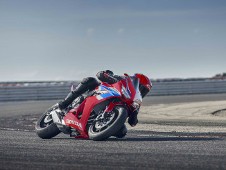 2024-CBR650R_E-clutch_Location_Action_02_0814_V2_L