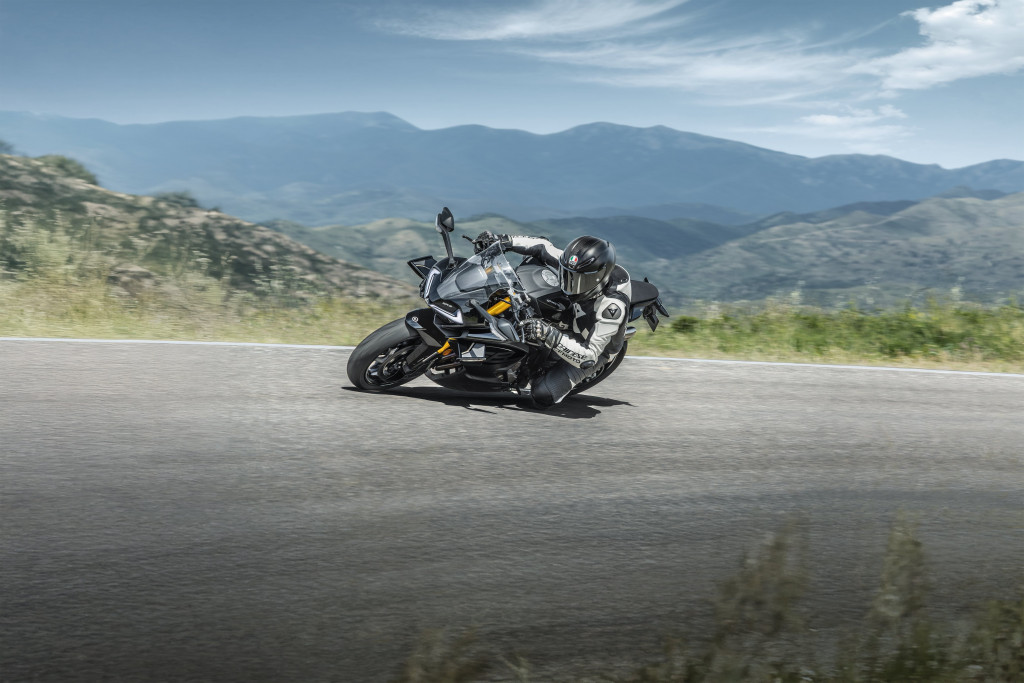 CFMOTO_750SR-S_Lifestyle (1)