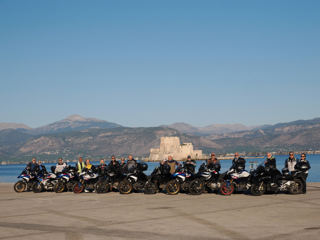 Naša turistička grupa stala je u red sa svojim biciklima