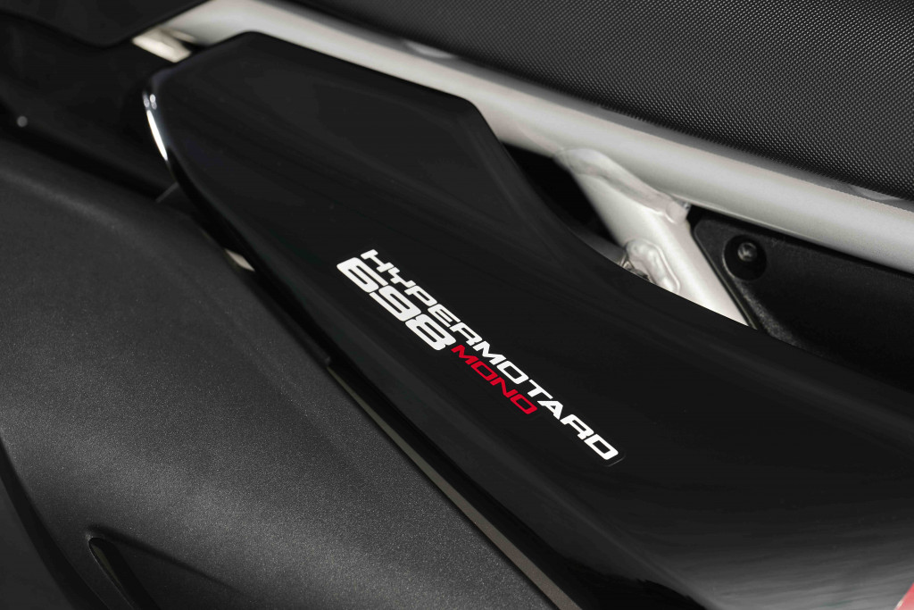MY27_HYPERMOTARD_698_MONO_NERA_DETAILS_1