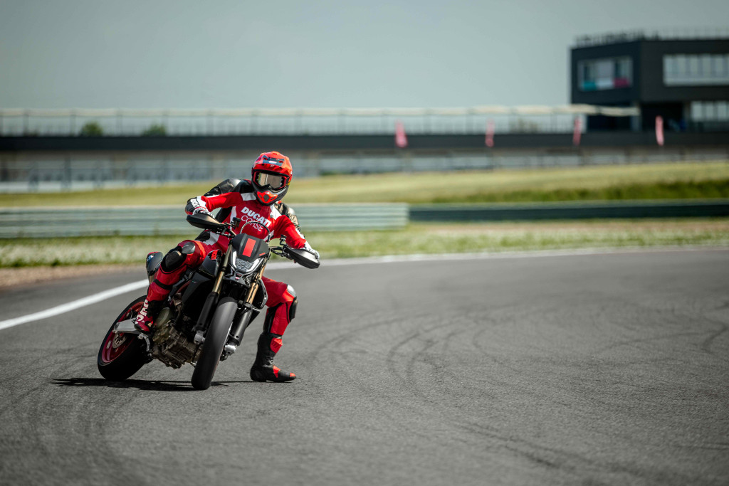 MY27_HYPERMOTARD_698_MONO_NERA_DYN_10