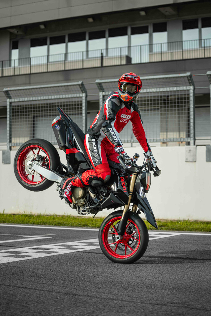 MY27_HYPERMOTARD_698_MONO_NERA_DYN_13