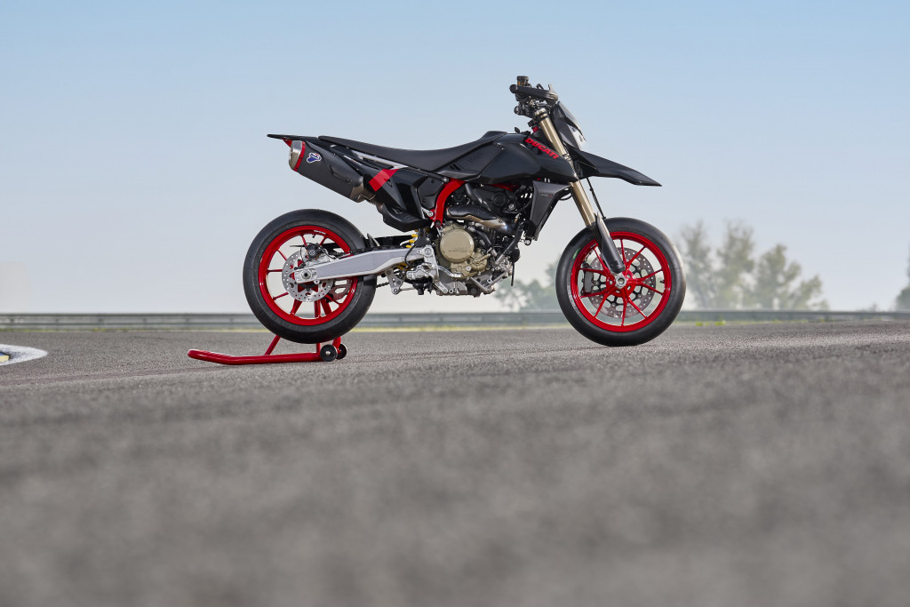 MY27_HYPERMOTARD_698_MONO_NERA_STATICS_2