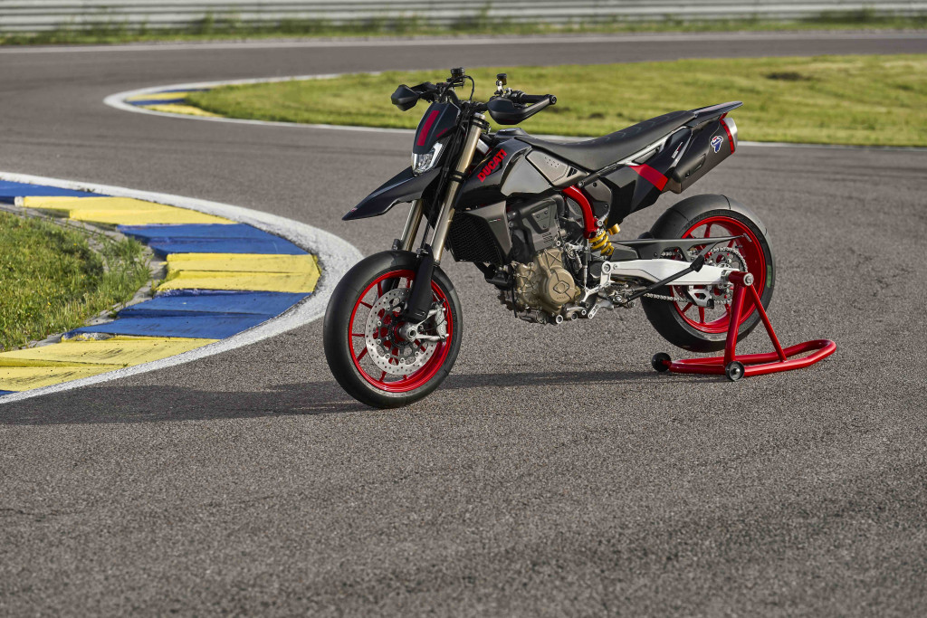 MY27_HYPERMOTARD_698_MONO_NERA_STATICS_4