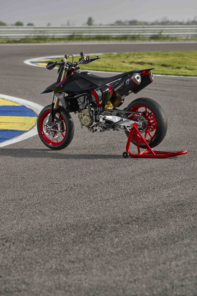MY27_HYPERMOTARD_698_MONO_NERA_STATICS_7