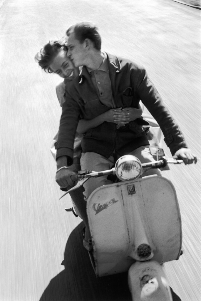 Couple sur un scooter Vespa, en 1959.