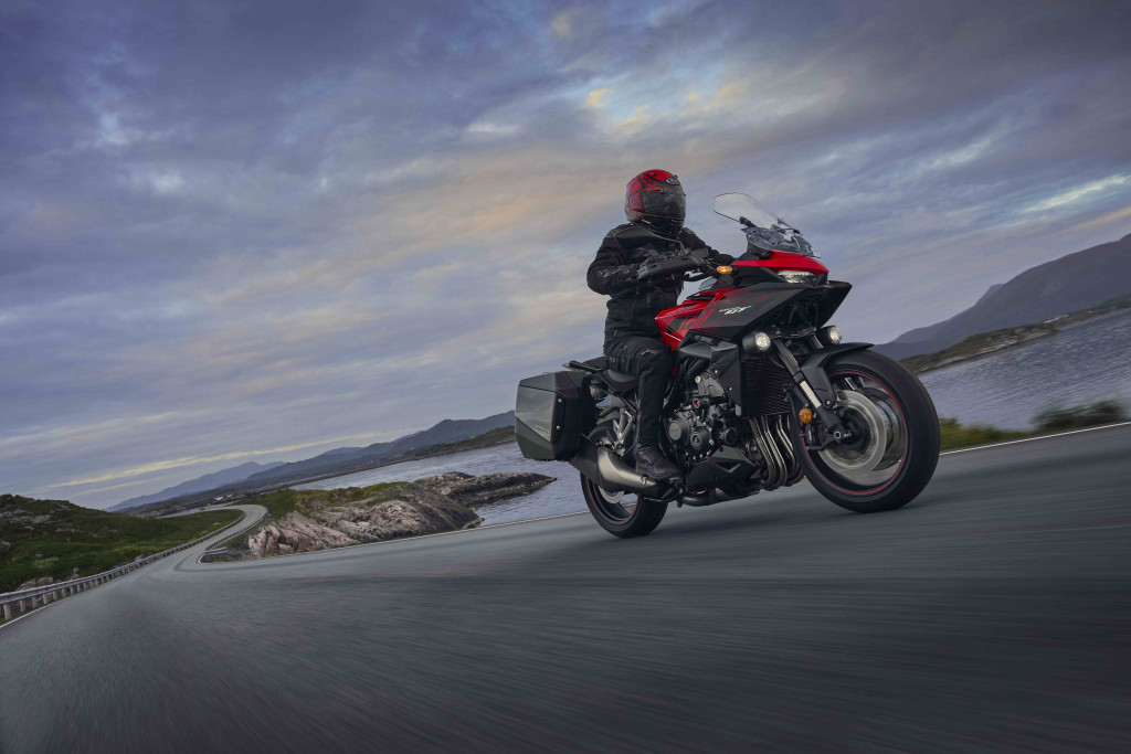 2026-CB1000GT_LOCATION_GRAND_PRIX_RED_ACTION_12_0054_L