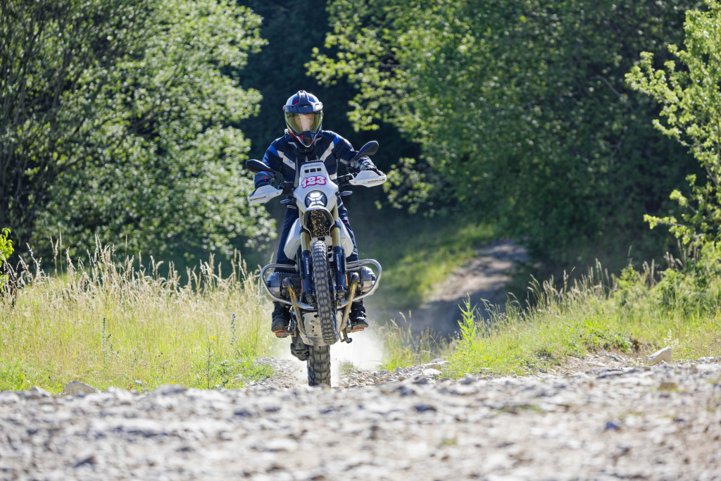 P90647893_highRes_bmw-r-12-g-s-gs-trop