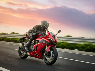 SRK800RR_Action_web
