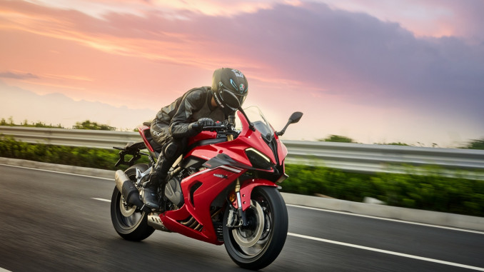 SRK800RR_Action_web