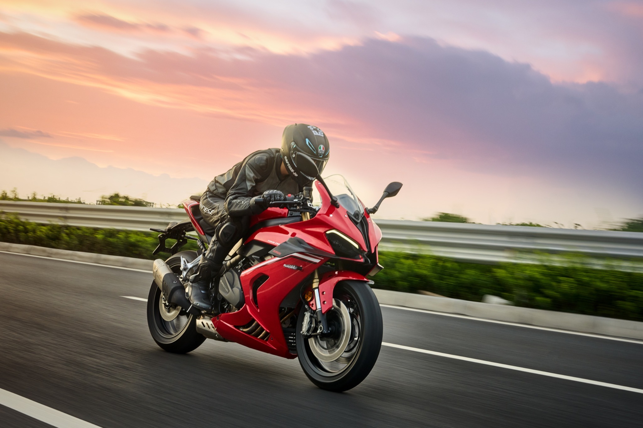 SRK800RR_Action_web