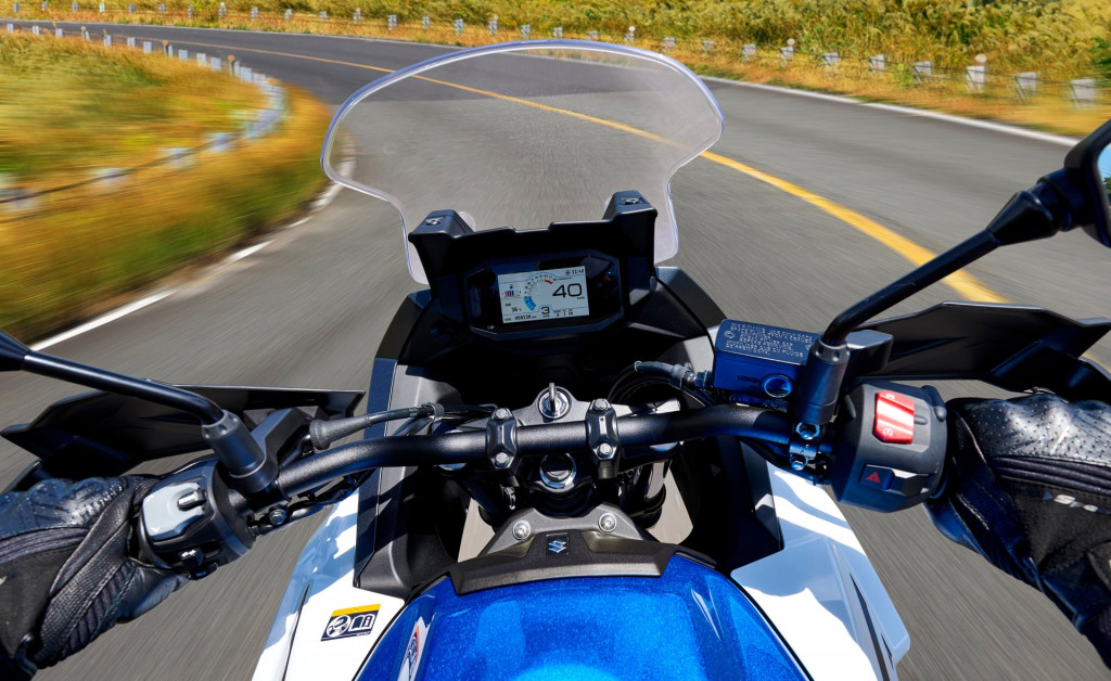 SV650GXRQM7_action_101