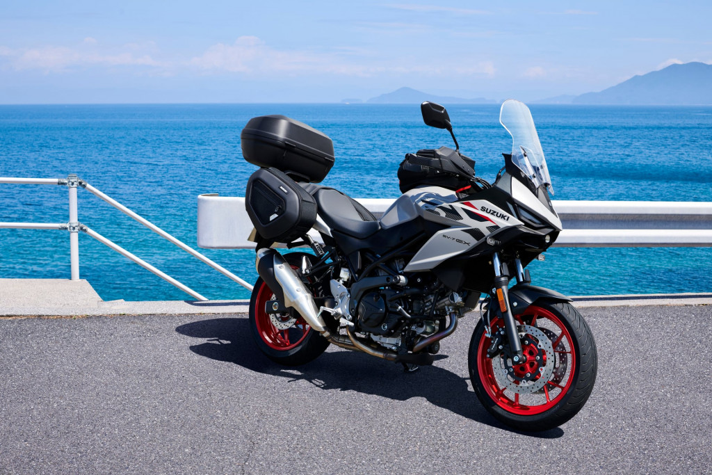 SV650GXRQM7_action_42