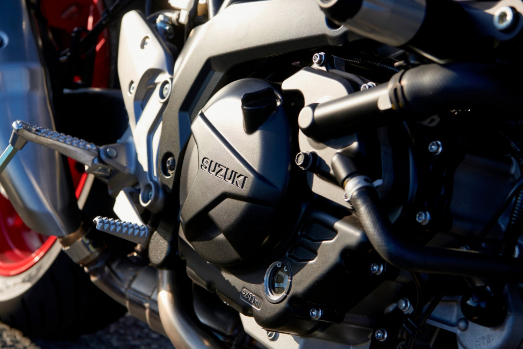 SV650GXRQM7_action_76
