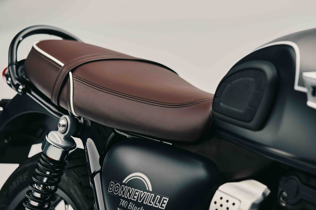 T40-Black_MY27_Detail_Bench-Seat-Tight-Crop