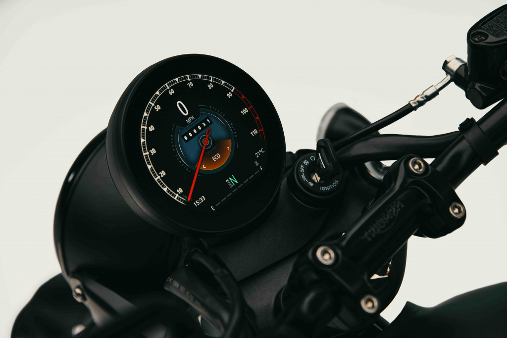 T40-Black_MY27_Detail_TFT-Riding-Modes_ECO-and-Fuel